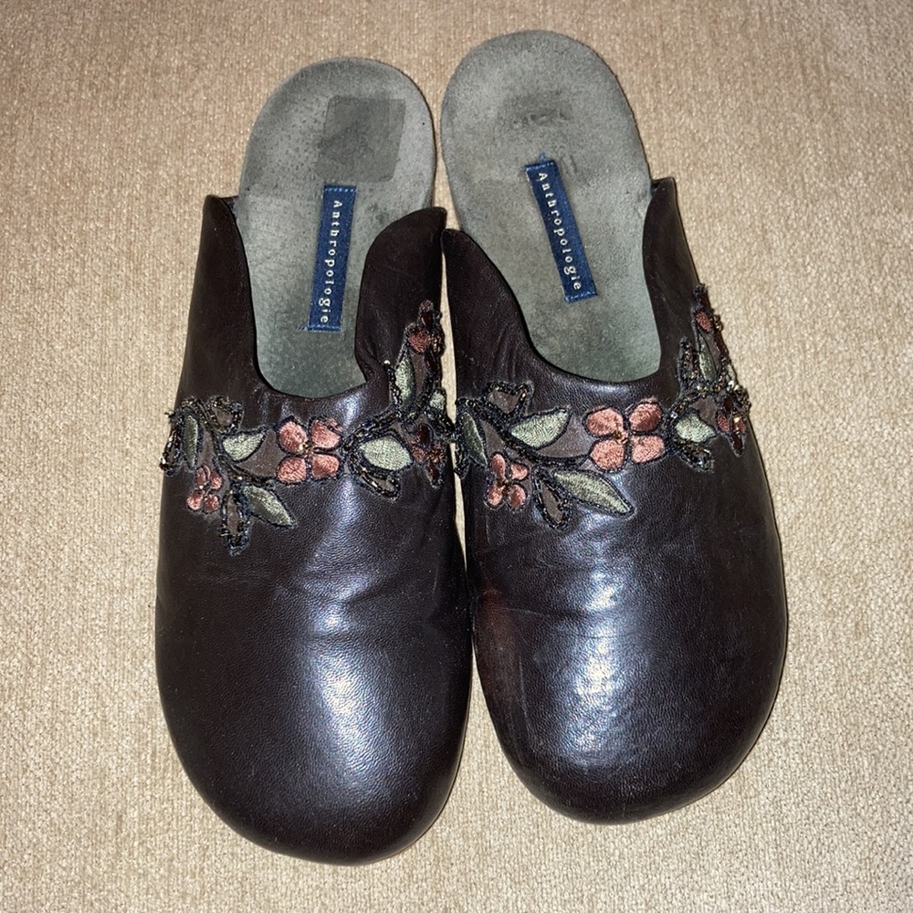 ANTHROPOLOGIE Womens Hand Made Slip On Slides Floral Embellished Size 9 - Picture 2 of 11